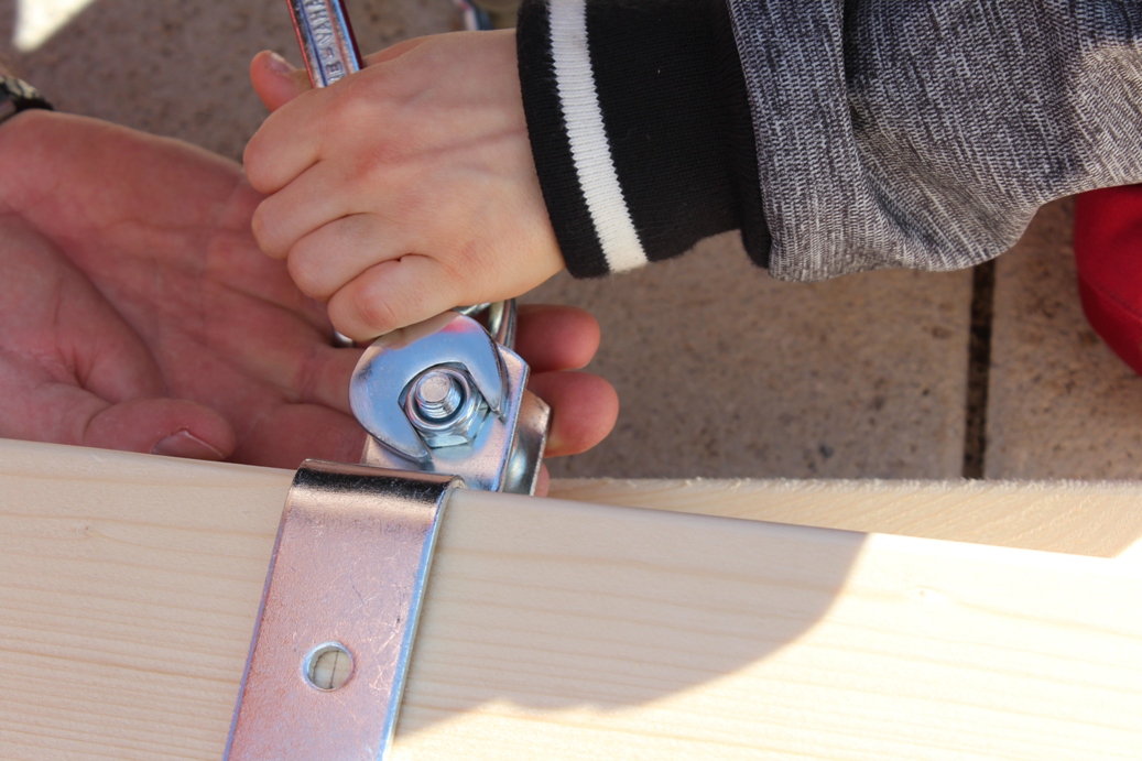 Schaukel aufstellen - Aufhängung anschrauben (c) Grashüpfer