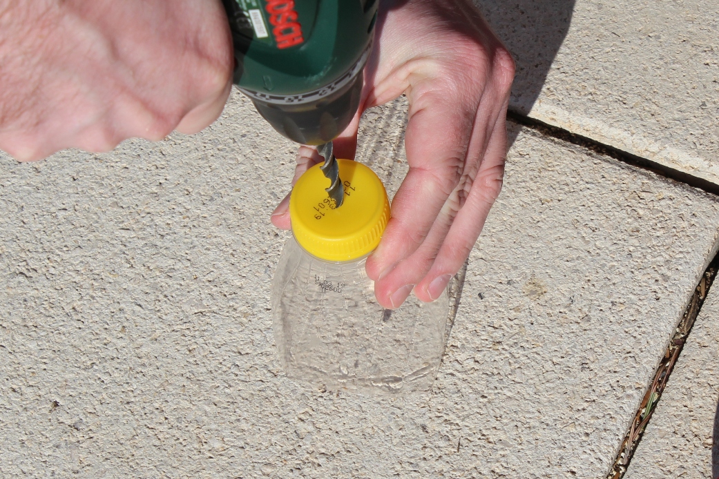 Gemüse vorziehen in PET-Flaschen: Loch in Stöpsel bohren