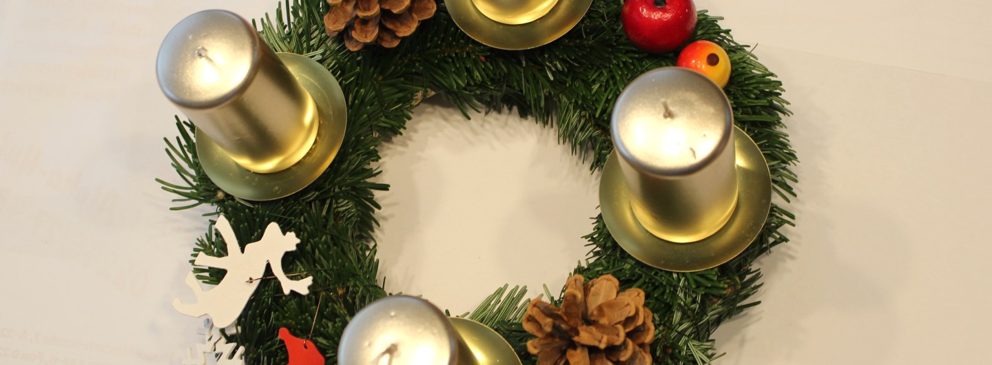 (c) Grashüpfer. Adventkranz-groß