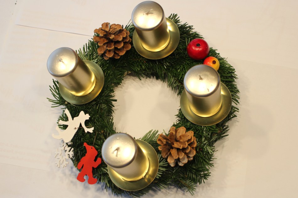 (c) Grashüpfer. Adventkranz-groß